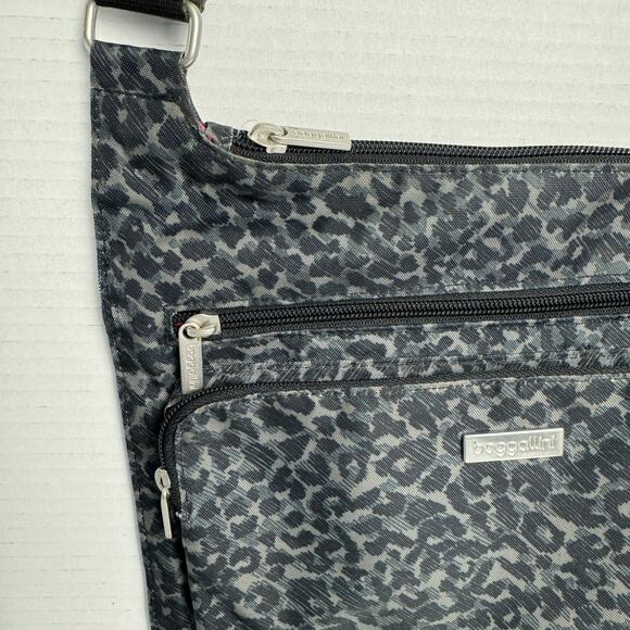 Baggallini Crossbody Cheetah Print Purse Handbag with pink lining EUC - Picture 2 of 12
